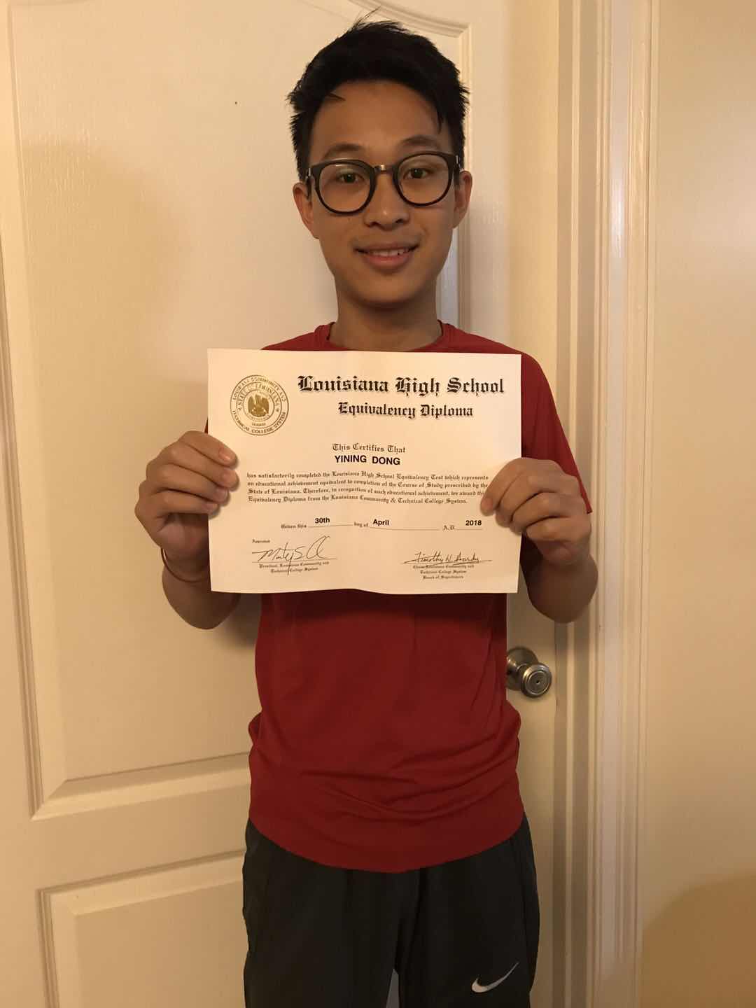 董奕宁交换生11年级获得美国高中毕业证书1.jpg
